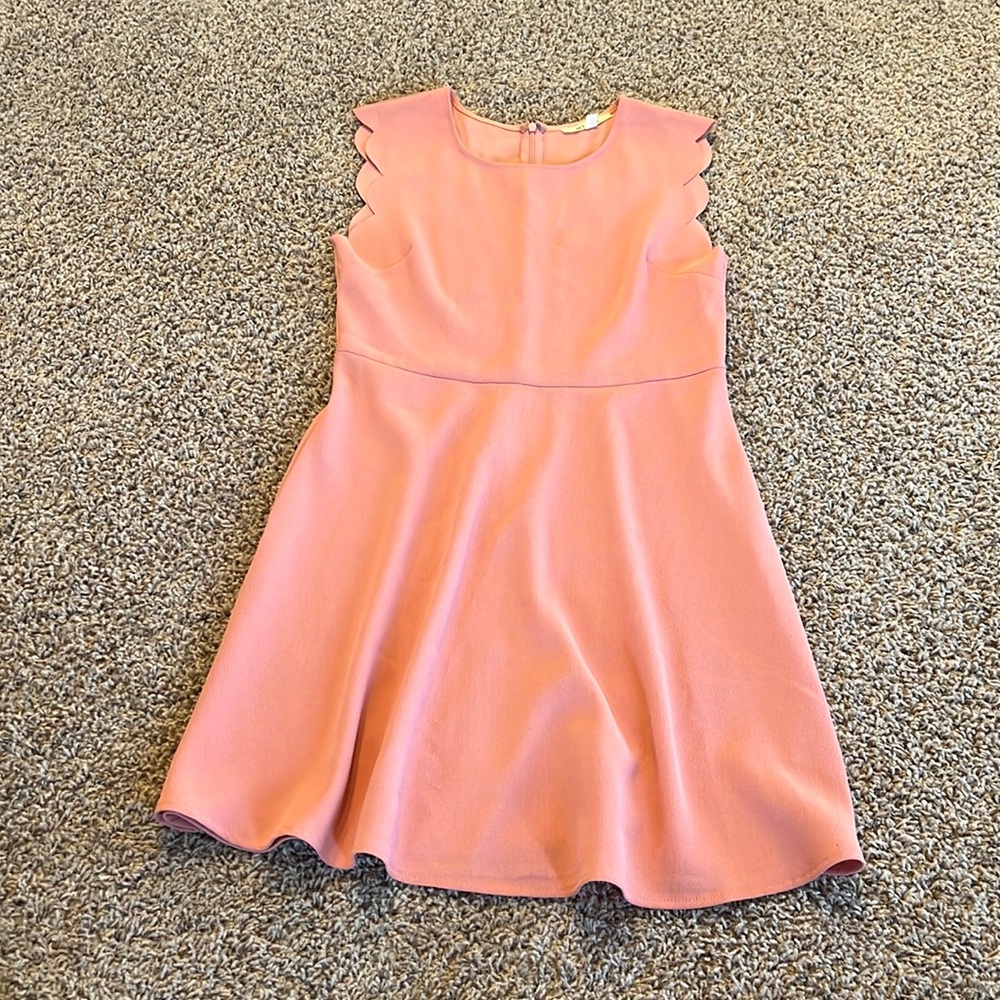 Simple A-like pink dress with scalloped sleeves